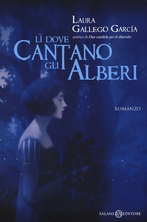 Book cover of 'LÒ dove cantano gli alberi' with a woman in a forest at night.