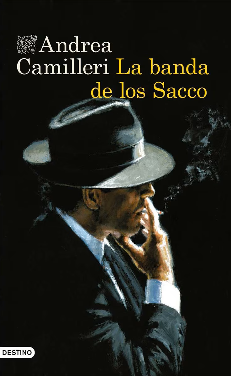 Book cover of 'La banda de los Sacco' by Andrea Camilleri with a man in a hat and suit.