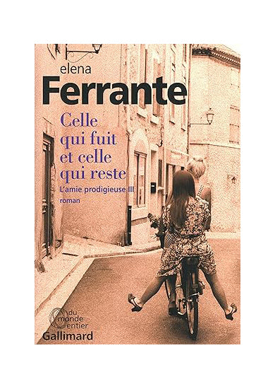 Book cover of 'Celle qui fuit et celle qui reste' by Elena Ferrante with a woman on a bicycle.