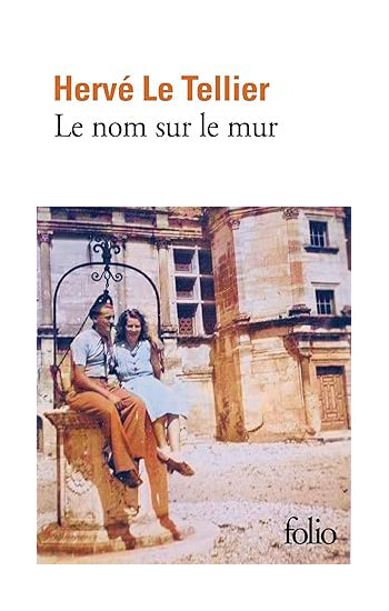 Book cover of 'Le nom sur le mur' by Hervé Le Tellier with a photo of two people sitting on a bench.