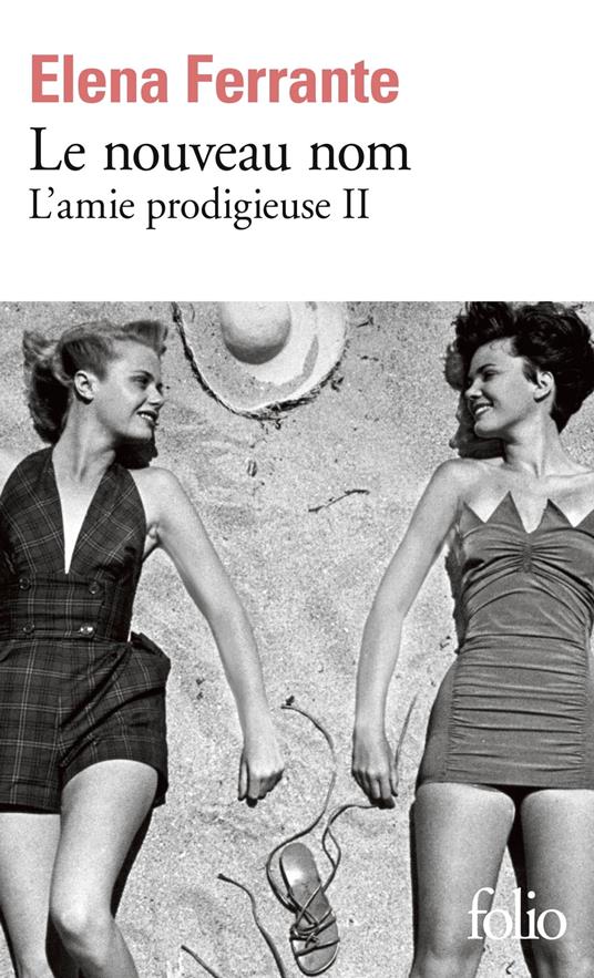 Book cover of 'Le nouveau nom L'amie prodigieuse II' by Elena Ferrante with black and white photo of two women.