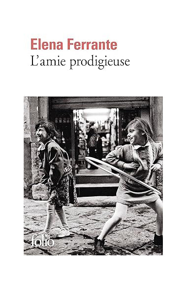 Book cover of 'L'amie prodigieuse' by Elena Ferrante with black and white photo of two children playing.