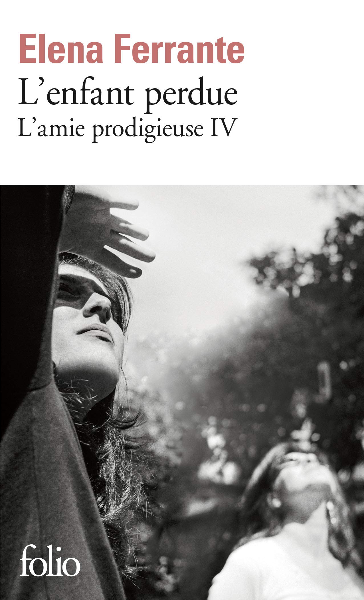 Book cover of 'L'enfant perdue' by Elena Ferrante with a black and white photo of two people.