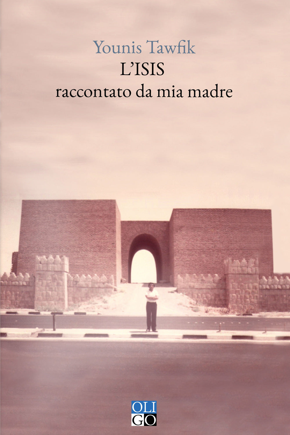 Book cover of 'L'ISIS raccontato da mia madre' by Younis Tawfik with a photograph of a person standing in front of a large archway.