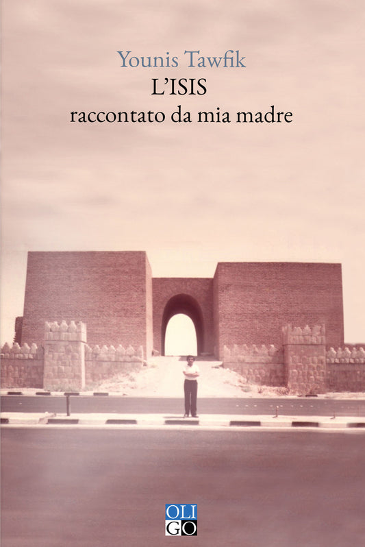 Book cover of 'L'ISIS raccontato da mia madre' by Younis Tawfik with a photograph of a person standing in front of a large archway.